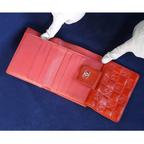 CHANEL アイコン型押し財布（赤）