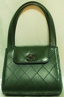 CHANELマトラッセ深緑ミニハンドバッグ