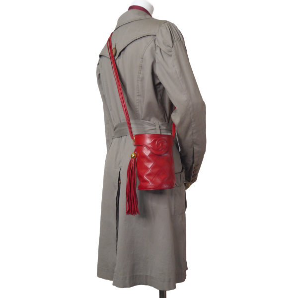 CHANELフリンジ筒形ショルダー（赤）