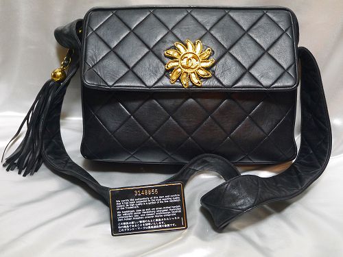 ブローチ付きマトラッセ斜めがけ（黒）