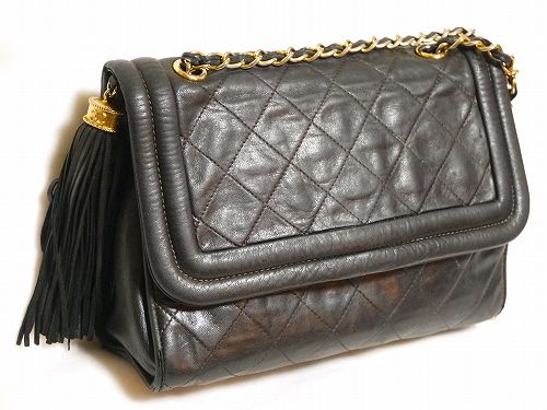 CHANELマトラッセ　フリンジ付チェーン斜めがけポシェット（黒）