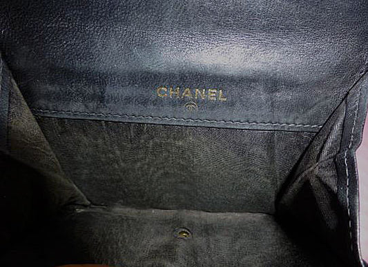 CHANELキャビアスキン２つ折れ財布（大ココ・黒）