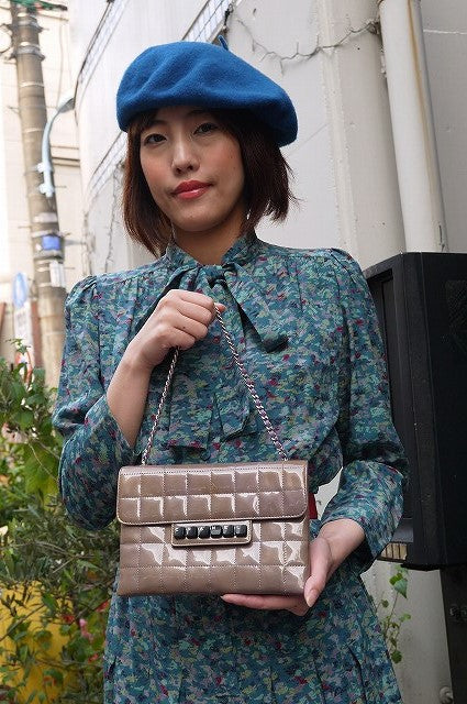 CHANELチョコバーアクセサリーバッグ（グレージュ）