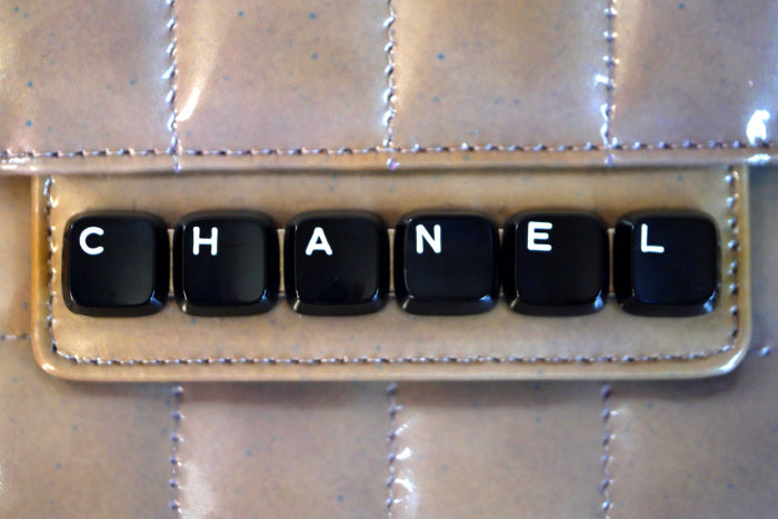 CHANELチョコバーアクセサリーバッグ（グレージュ）