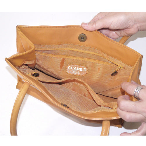 OLD CHANEL<訳あり＞ラム革トートバッグ（黄）