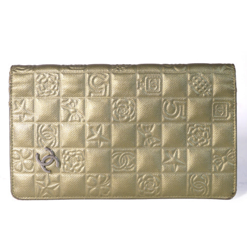 CHANEL　アイコン型押し長財布（ゴールド）