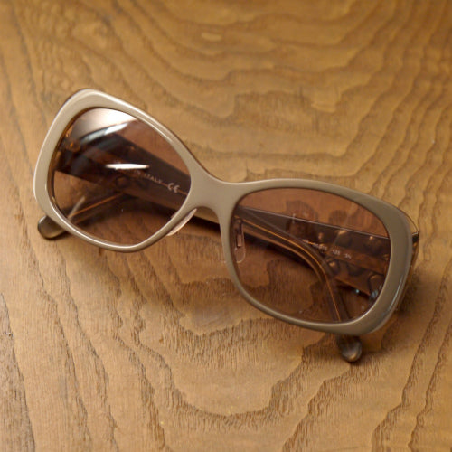 CHANEL ケース付！アイコン サングラス（グレージュ）