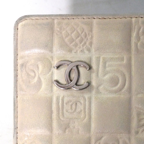 CHANEL　アイコン型押し長財布（オフホワイト）