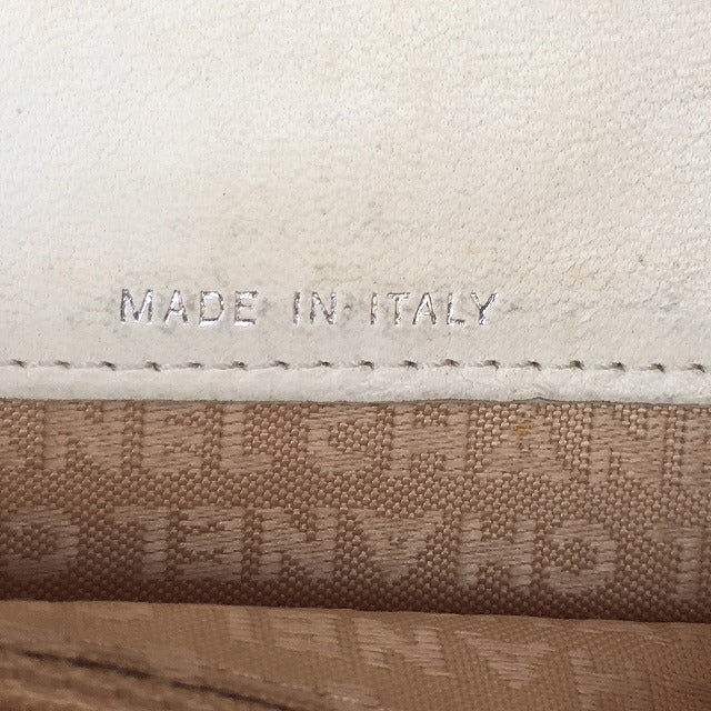 CHANEL　アイコン型押し長財布（オフホワイト）