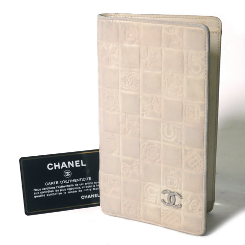 CHANEL　アイコン型押し長財布（オフホワイト）