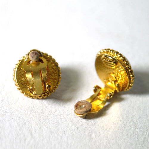 OLD CHANEL　乳白色イヤリング