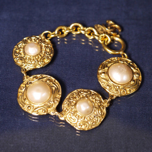 CHANEL　ゴールドブレスレット（大パール・ココマーク）