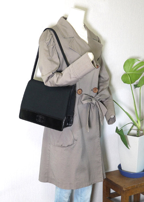 CHANEL　エナメル/布ショルダー（黒）