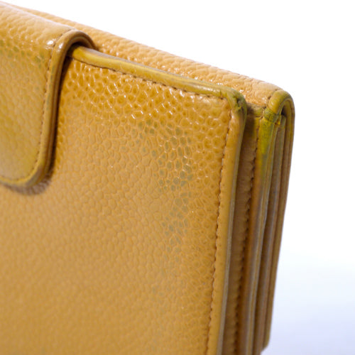 CHANEL　2つ折れ財布キャビアスキン（イエローオレンジ）