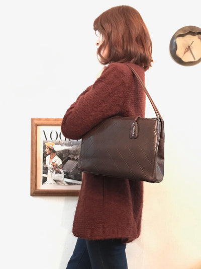 OLD CHANEL　マトラッセ大型ハンドバッグ（濃茶・ラムスキン）