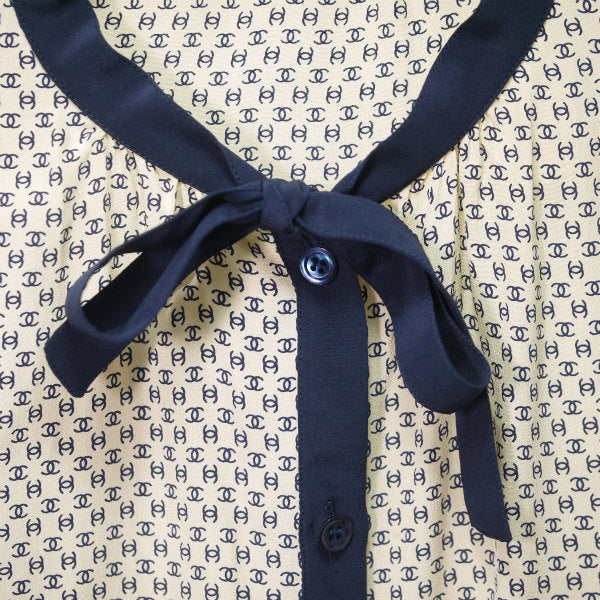 OLD CHANEL ココマーク柄 ボウタイブラウス（紺）