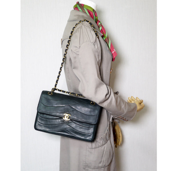 OLD CHANEL 波型ステッチ Wチェーンバッグ（黒/ラムスキン）