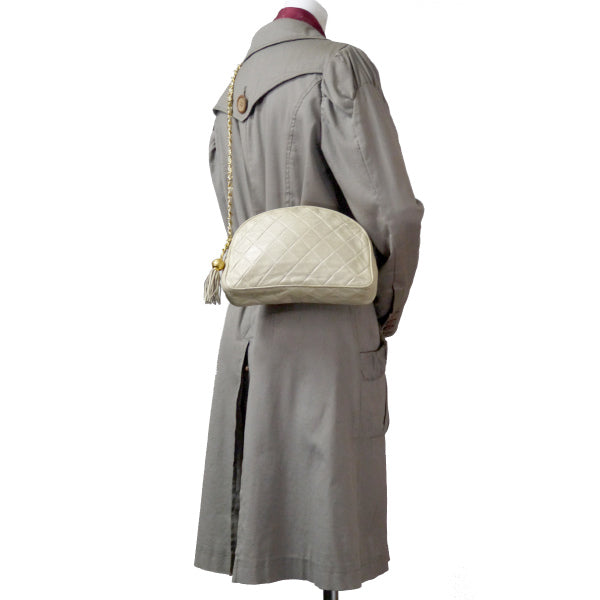 OLD CHANEL　マトラッセ半円フリンジチェーンバッグ（アイボリー）