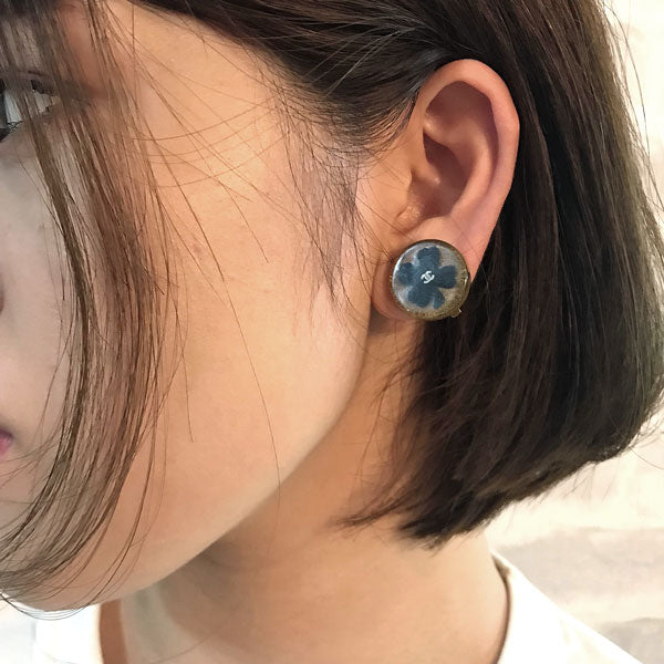 OLD CHANEL　四葉のクローバーイヤリング（ゴールドラメ）