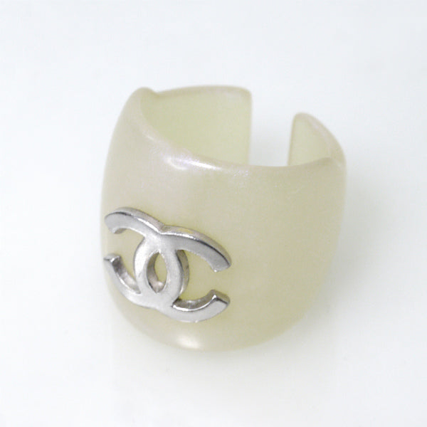 OLD CHANEL　ココマーク プラスティックリング（パールホワイト）