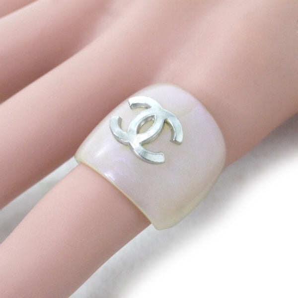 OLD CHANEL　ココマーク プラスティックリング（パールホワイト）