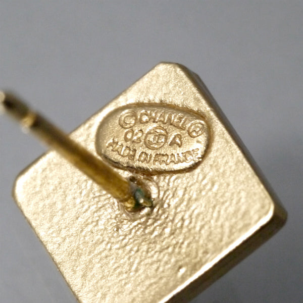 OLD CHANEL ココターンロック スクエアミニピアス（ゴールド）