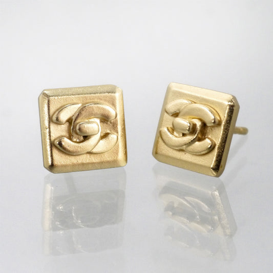 OLD CHANEL ココターンロック スクエアミニピアス（ゴールド）