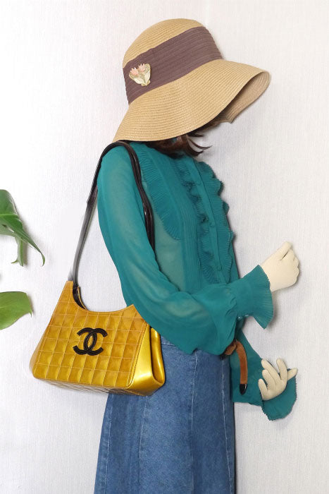 CHANEL　 チョコバー がま口バッグ（ゴールド）