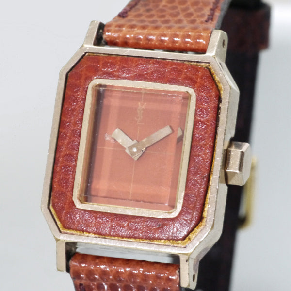 YVES SAINT LAURENT レザーロゴスクエアフェイスウォッチ（赤茶）