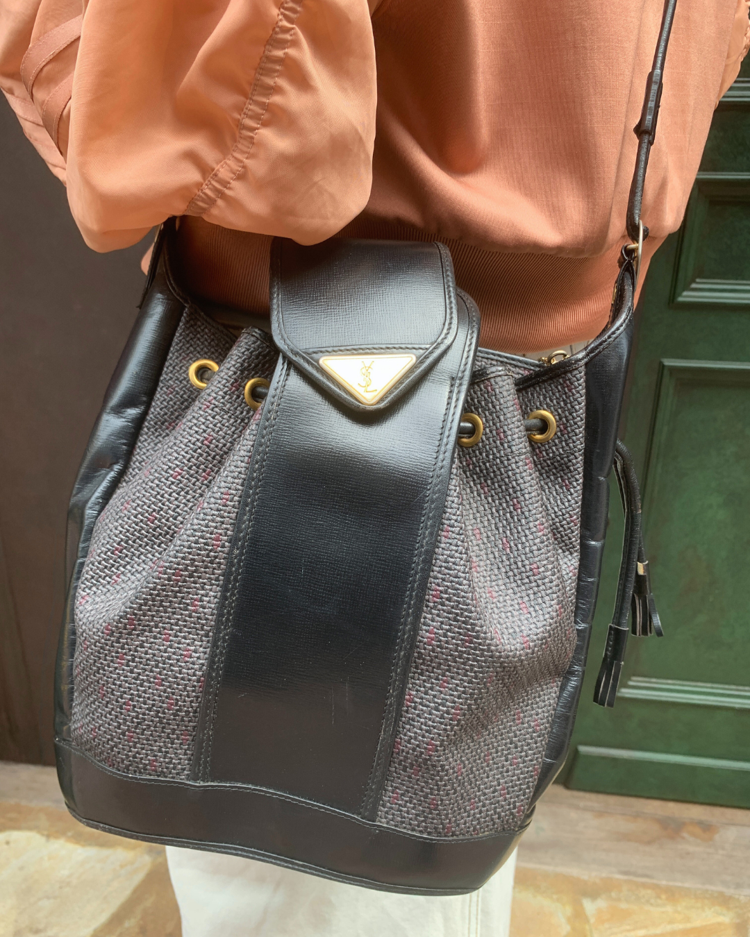 YVES SAINT LAURENT 巾着ショルダー（黒）