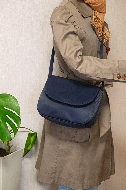 YVES SAINT LAURENT 濃紺サテン丸ショルダー