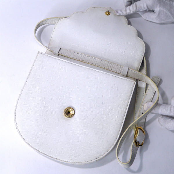 YVES SAINT LAURENT ロゴエンボス デザインフラップショルダー（白）