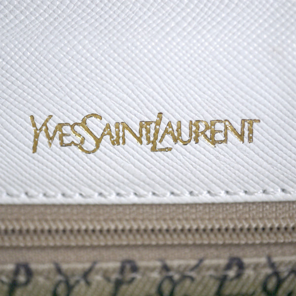 YVES SAINT LAURENT ロゴエンボス デザインフラップショルダー（白）