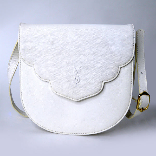 YVES SAINT LAURENT ロゴエンボス デザインフラップショルダー（白）