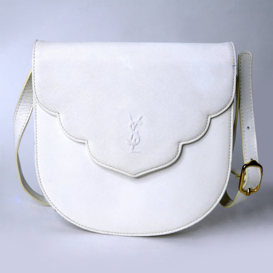 YVES SAINT LAURENT ロゴエンボス デザインフラップショルダー（白）