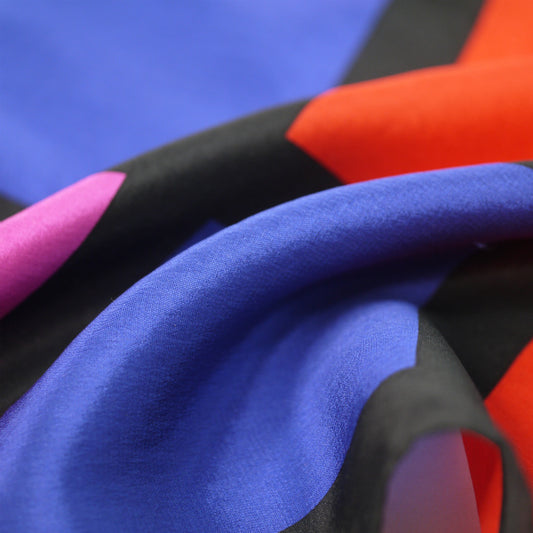 YVES SAINT LAURENT シルク中判スカーフ　ブロックチェック柄（黒/赤/青）