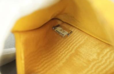 CHANEL　2つ折れ財布キャビアスキン（イエローオレンジ）