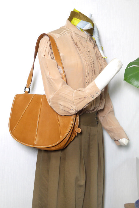 Salvatore Ferragamo　総皮半円ワンショルダー（キャメル）