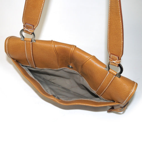 Salvatore Ferragamo　総皮半円ワンショルダー（キャメル）