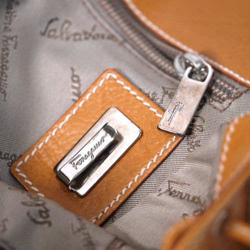 Salvatore Ferragamo　総皮半円ワンショルダー（キャメル）