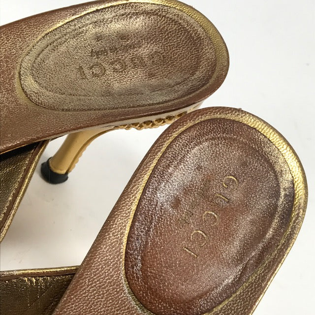 Gucci　ゴールド×赤　ベロアミュール