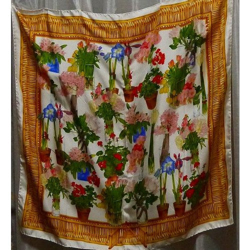 OLD Gucci 大判スカーフ（白フラワー・シルク）