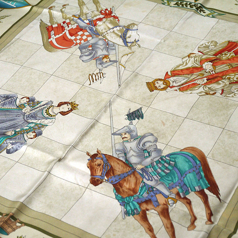 OLD Gucci  80sシルクスカーフ（赤・ベージュ/王族柄）