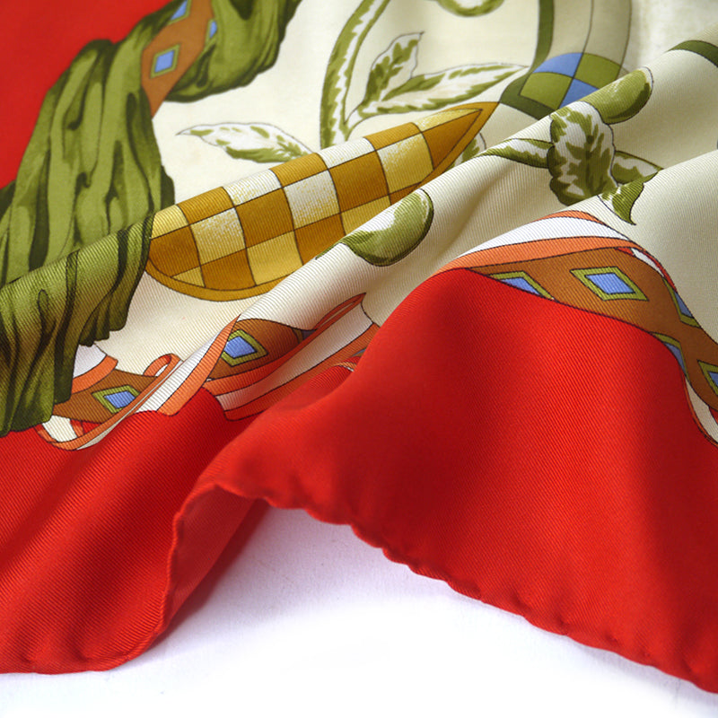 OLD Gucci  80sシルクスカーフ（赤・ベージュ/王族柄）