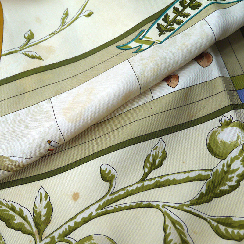 OLD Gucci  80sシルクスカーフ（赤・ベージュ/王族柄）