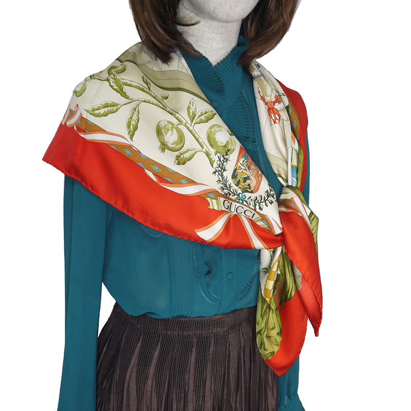 OLD Gucci  80sシルクスカーフ（赤・ベージュ/王族柄）