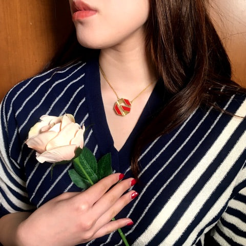 GIVENCHY ７７ｓ赤モチーフ ゴールドネックレス