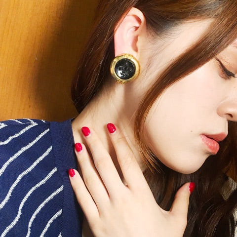 GIVENCHY 百合の紋章イヤリング（ブラックストーン)