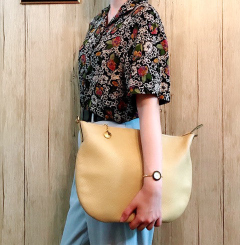OLD Gucci 型押しレザー半円バッグ（イエローベージュ）