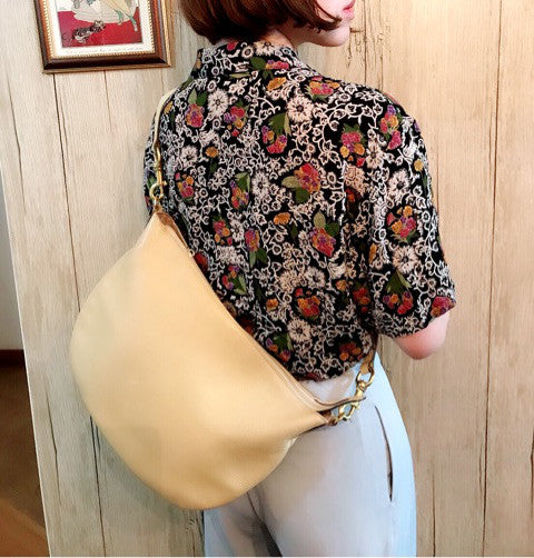 OLD Gucci 型押しレザー半円バッグ（イエローベージュ）